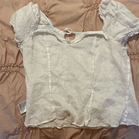 Large Shirt From H and M. White color shortsleeved With Puffed/Regian sleeves - Picture 3 of 6